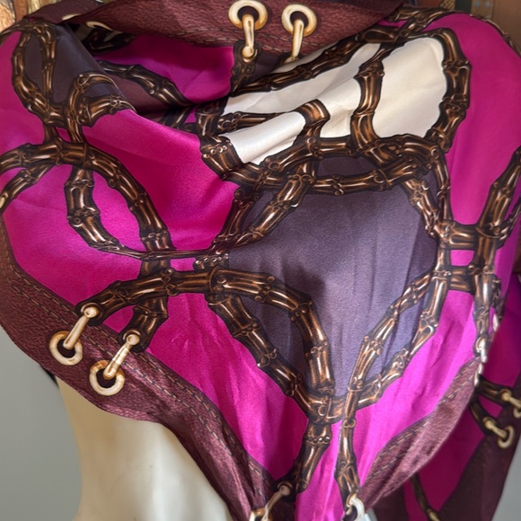 GUCCI SILK BANDANNA SCARF 🧣 MADE IN ITALY TRIANGULAR WITH HORSBIT BUCKLE - Picture 8 of 16